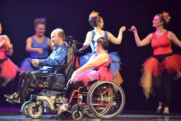 Un père en fauteuil roulant danse avec sa fille au bal de fin d’année alors que personne ne l’avait invitée