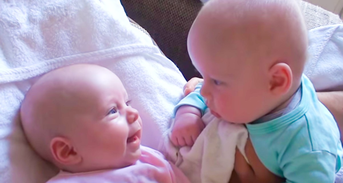 La conversation hilarante entre deux nouveau-nés a gagné tous les cœurs –