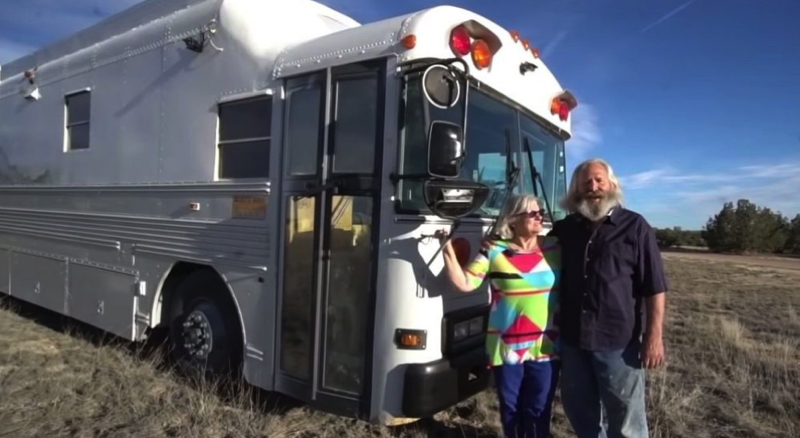 Ce couple de retraités a transformé un bus à toit surélevé en une petite maison pour voyager –