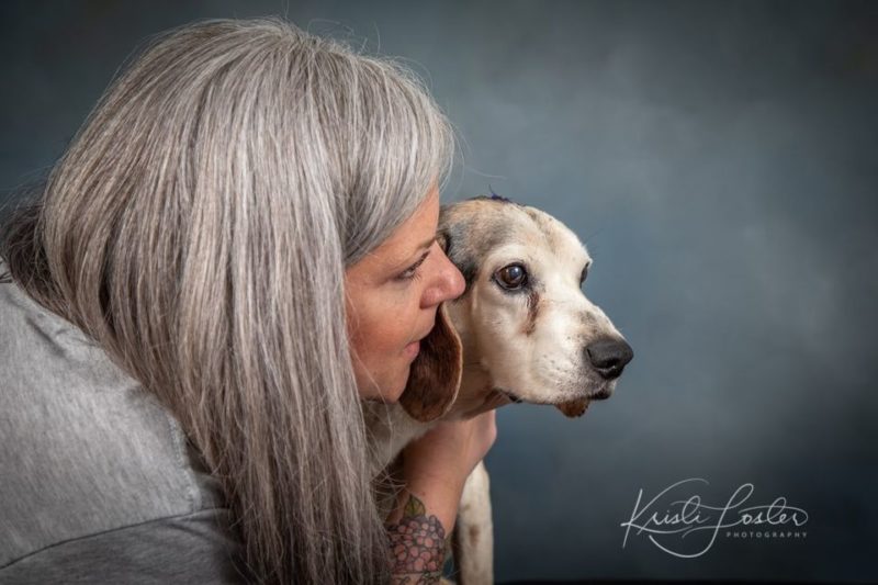 Une femme transforme sa maison en hospice pour les vieux chiens d’un refuge afin qu’ils ne meurent pas seuls