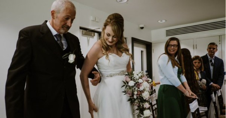 Un homme qui a survécu à une chirurgie cardiaque est en train d’apprendre à marcher pour le mariage de sa fille –