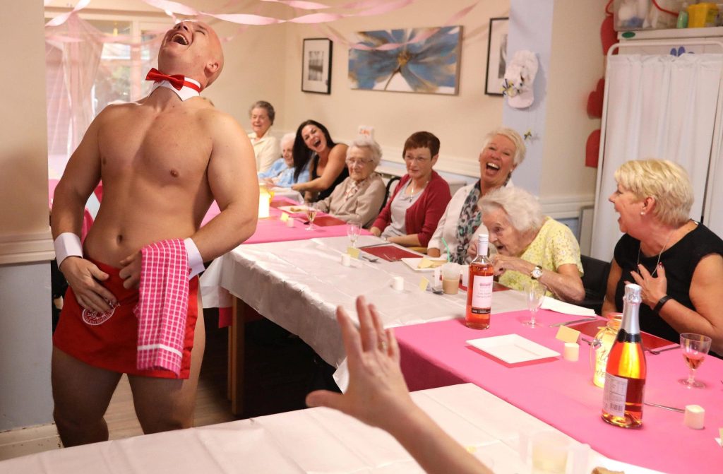En Angleterre, des hommes en tenue d’Adam servent le dîner dans une maison de retraite