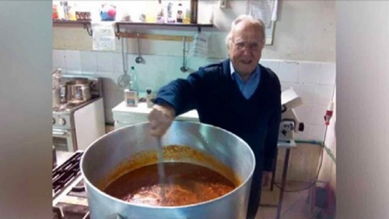 Cet homme de 90 ans cuisine pour plus de 300 sans-abri depuis 15 ans!