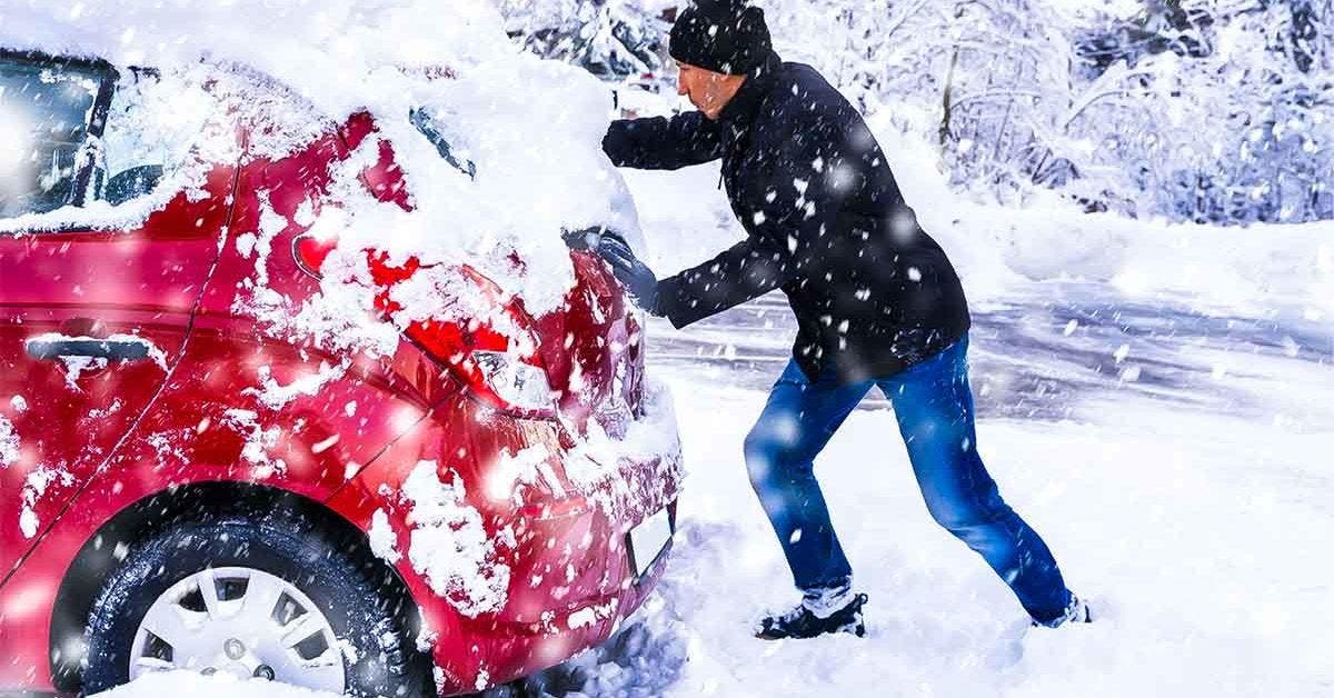 L’astuce de génie pour sortir une voiture coincée dans la neige : il suffit d’utiliser un objet de la voiture