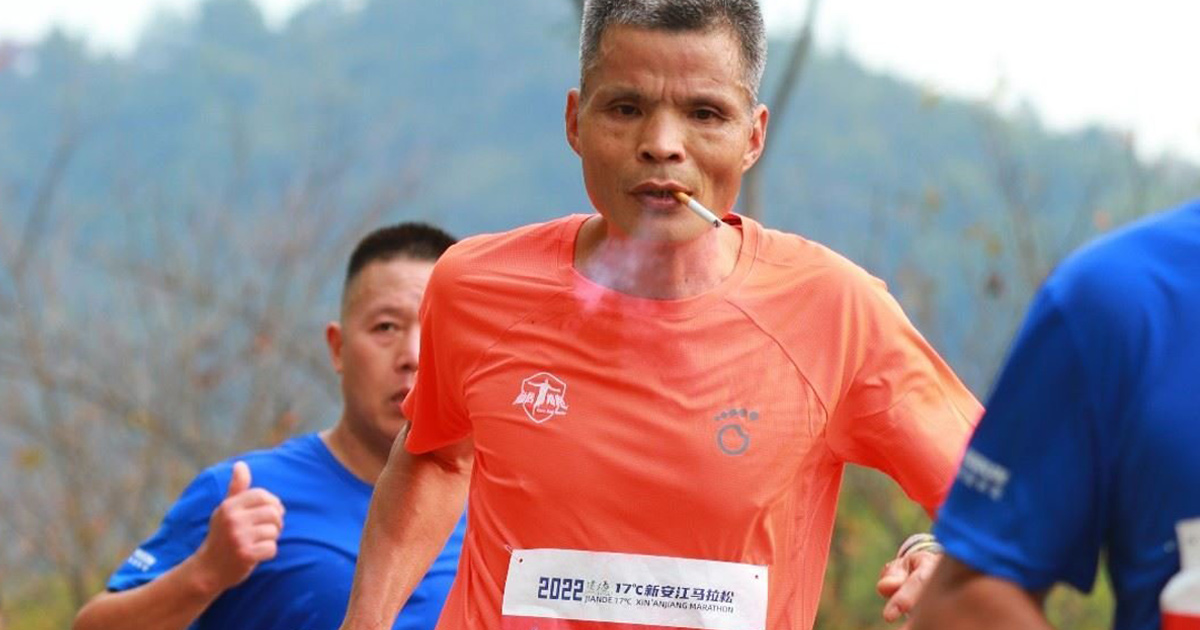 Un homme court un marathon de 42 km en fumant des cigarettes