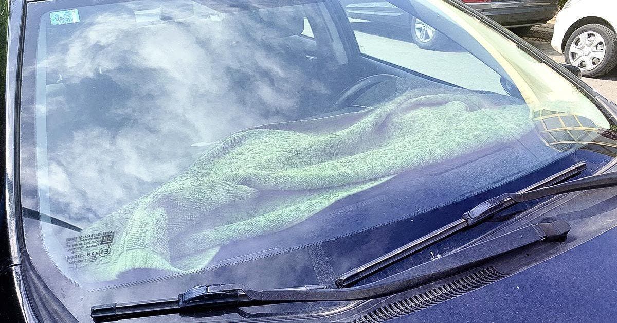 Voici pourquoi il faut mettre une serviette sur le pare brise de la voiture