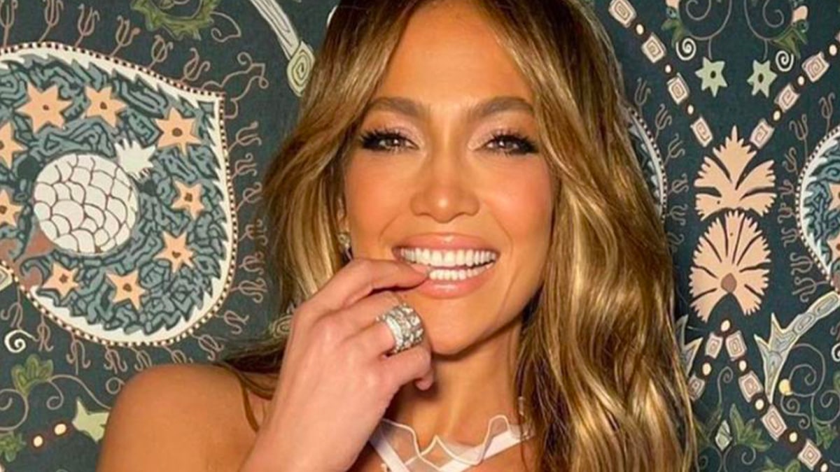 Jennifer Lopez a 53 ans : la chanteuse « montre tout » dans cette robe transparente et étincelante