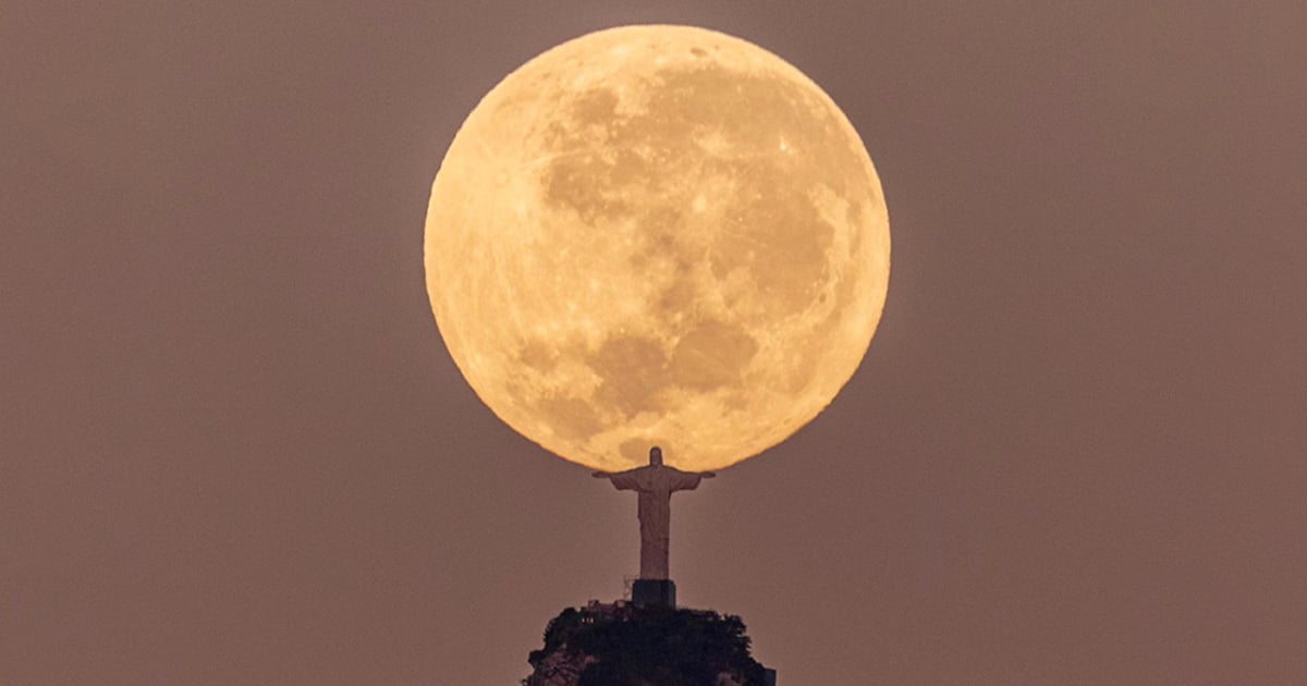 Une vue époustouflante du Christ Rédempteur tenant la Lune immortalisée par un photographe