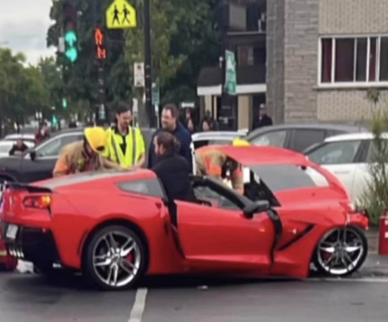 Accident spectaculaire à Montréal: Il démolit sa voiture de luxe