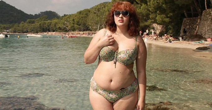Je suis une femme ronde qui a osé porter un bikini à la plage pour la première fois et voici comment j’ai été traité