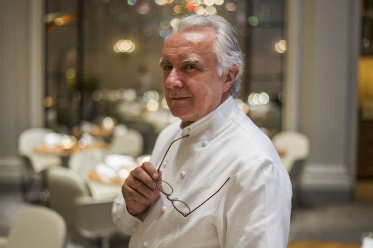 Le très célèbre cuisinier Alain Ducasse poignardé en pleine cuisine