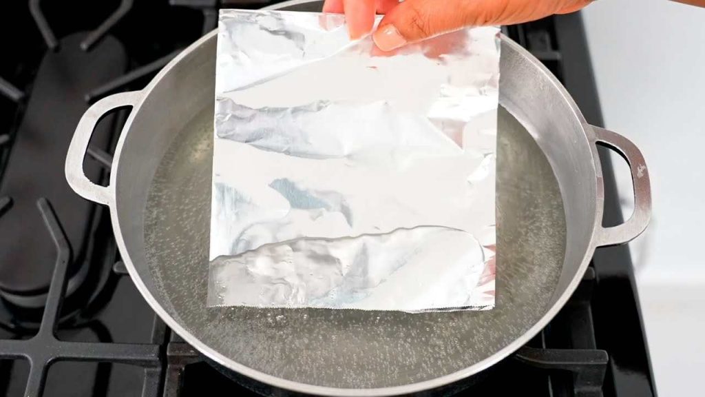 Mettez une feuille de papier d’aluminium dans l’eau bouillante, même les riches le font : la raison – Jardin Et Bricolage