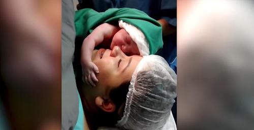 Un nouveau-né serre sa mère dans ses bras pour la première fois et refuse de lâcher prise