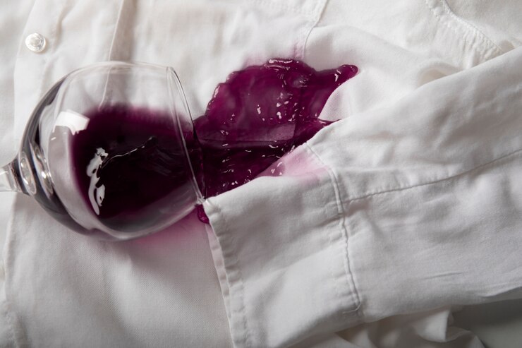 « Comment enlever une tache de vin rouge sur un vêtement : astuces infaillibles et techniques de grand-mère pour redonner vie à vos habits »