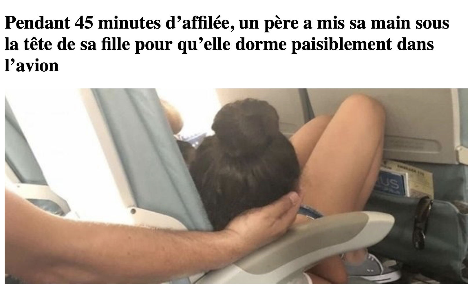 Pendant 45 minutes d’affilée, un père a mis sa main sous la tête de sa fille pour qu’elle dorme paisiblement dans l’avion