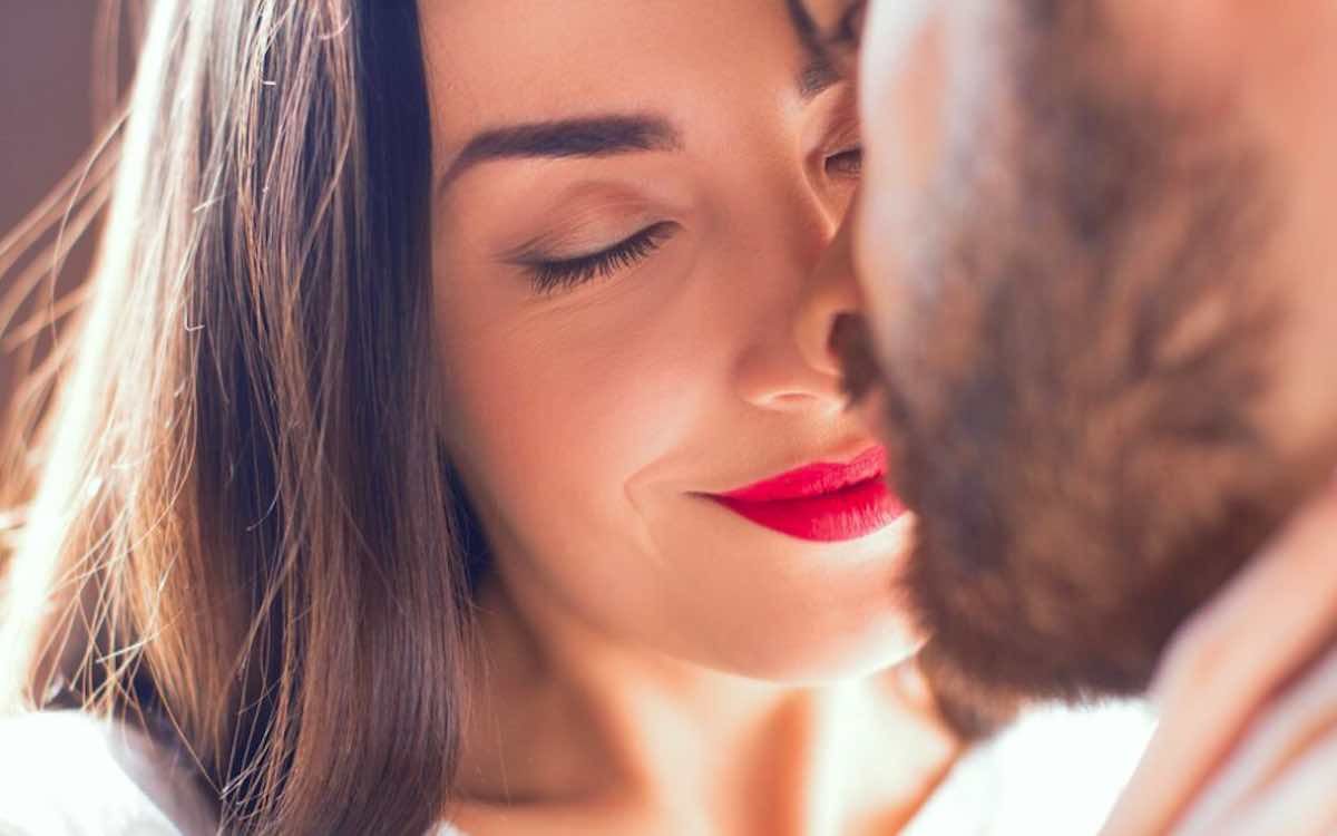 La psychologie explique pourquoi s’embrasser est si important dans un couple