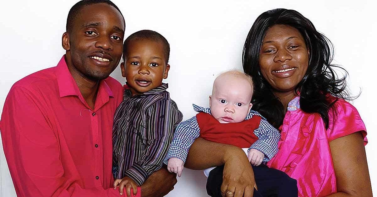 À la surprise générale, une afro-américaine met au monde un petit bébé blanc : leurs photos émerveillent le monde