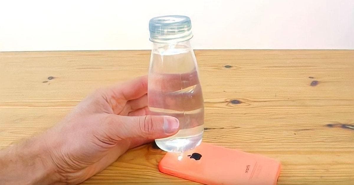 Voici ce qui arrive lorsque vous mettez une bouteille d’eau sur la torche de votre téléphone