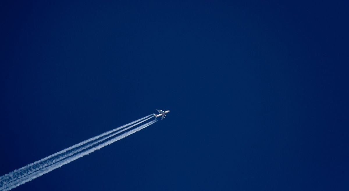 Pourquoi les avions laissent-ils des traînées blanches dans le ciel ?