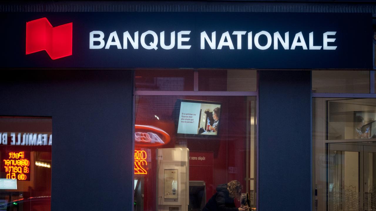 Les Québécois réagissent massivement à la décision d’une succursale de la Banque Nationale de mettre fin à l’argent comptant.
