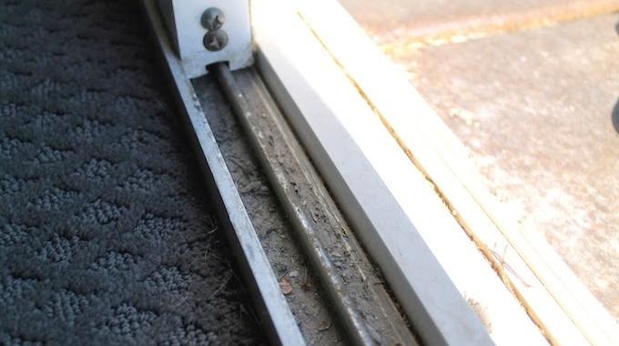 Comment Nettoyer Facilement le Rail d’une Porte-Fenêtre