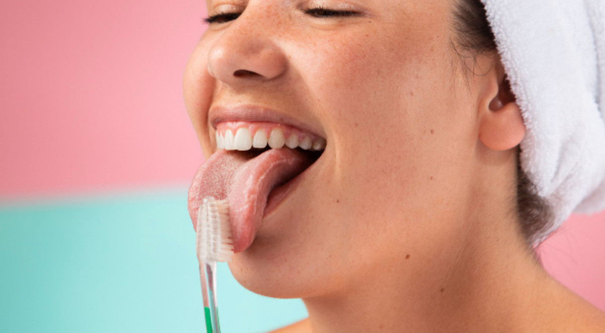 Est-il important de se brosser la langue en même temps que les dents ? Voici l’avis de dentistes