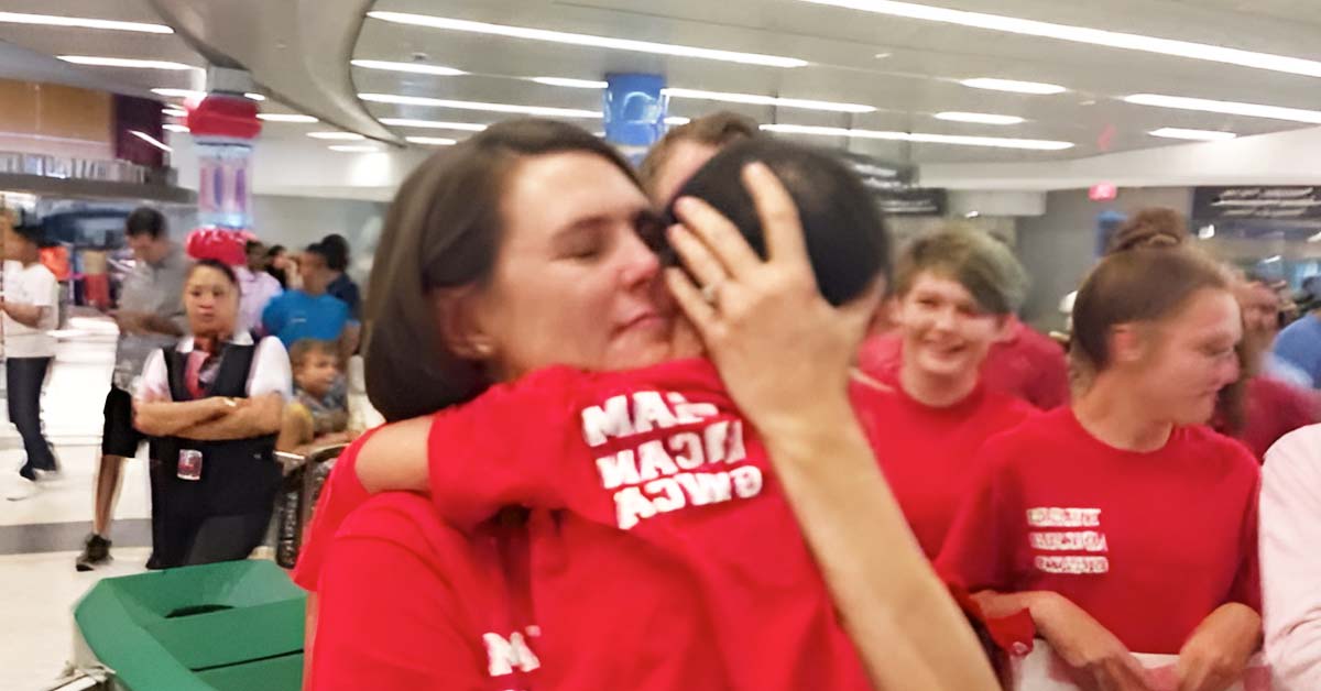 Le couple adopte un enfant non désiré : le premier mot de la petite fille à sa maman à l’aéroport laisse tout le monde en larmes