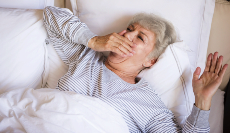 Pourquoi les personnes âgées dorment moins ?