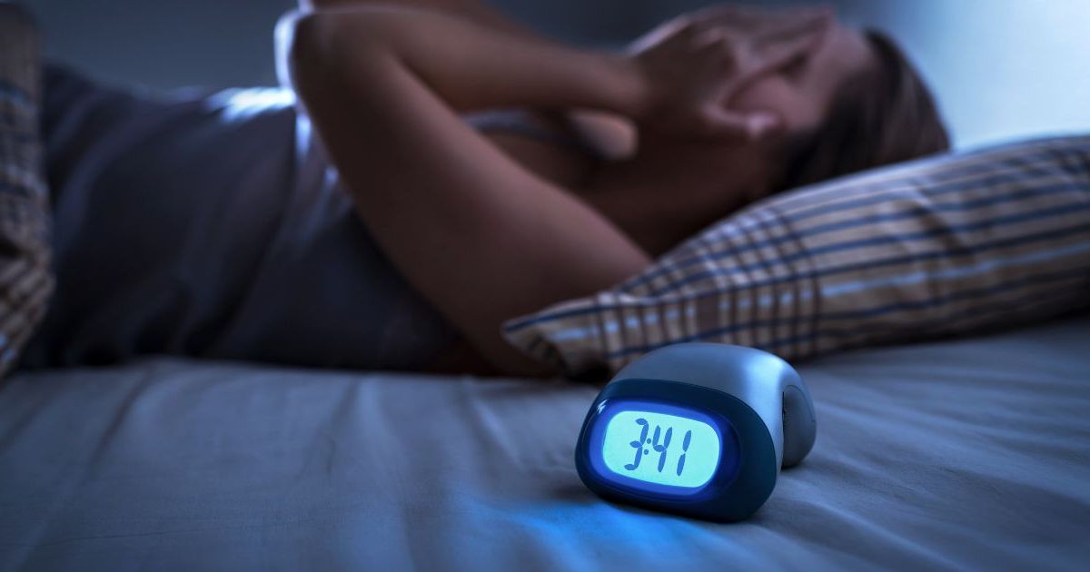Troubles du sommeil : ces 7 aliments à éviter (et ceux à consommer à la place), selon un médecin