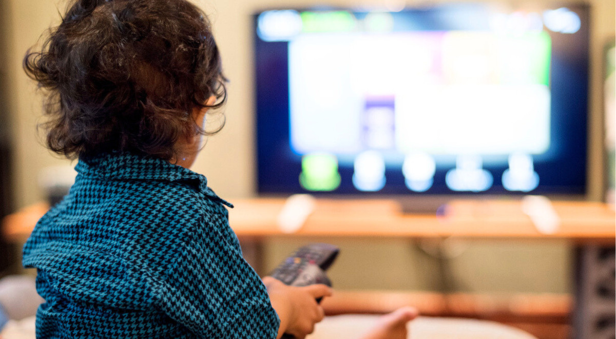 Mille mots de moins par jour pour les enfants qui passent des heures devant des écrans : l’estimation inquiétante d’une étude