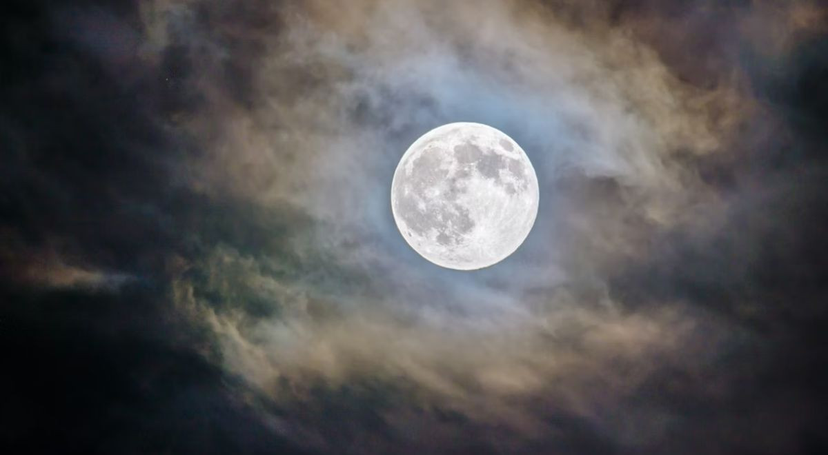 Pourquoi la Lune montre-t-elle toujours le même côté à la Terre ? Et qu’y a-t-il sur sa face cachée ?
