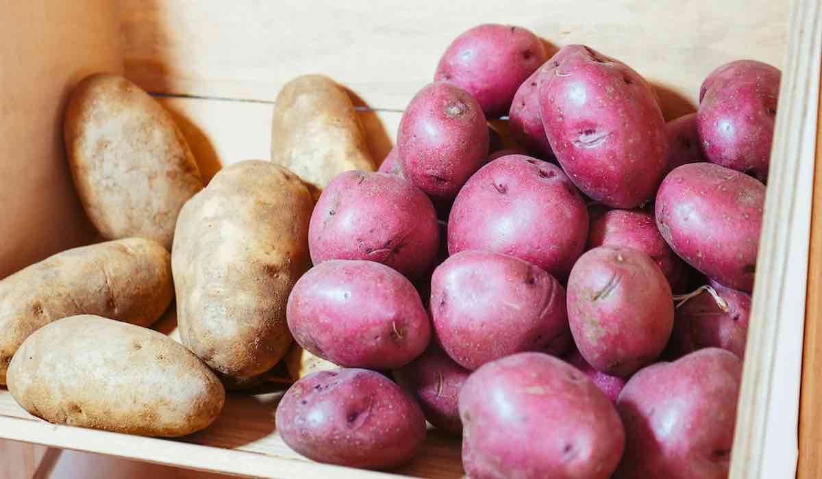Comment conserver les pommes de terre jusqu’à trois 3 plus longtemps ? Mettez-les dans un endroit que la plupart des gens évitent !