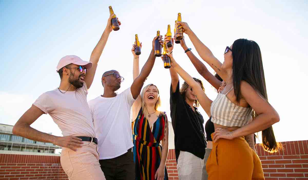 Les jeunes boivent moins d’alcool, mais savons-nous pourquoi ?
