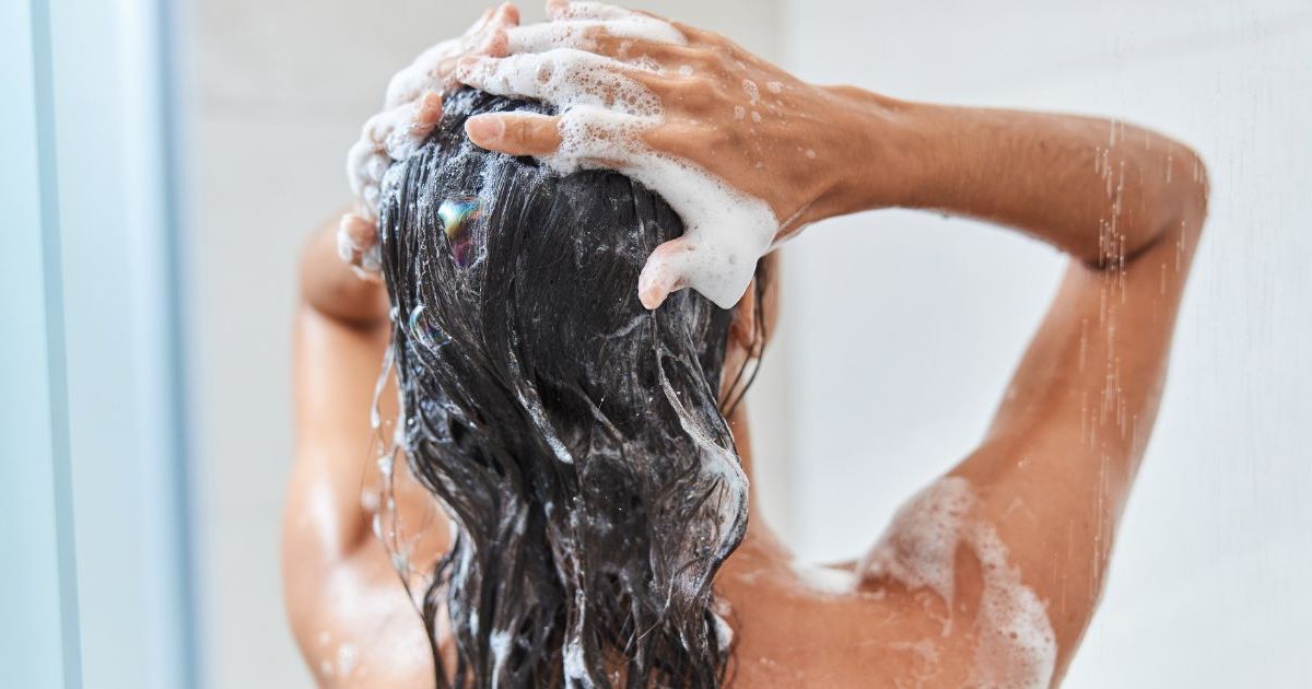 Cheveux clairsemés : 3 ingrédients à éviter dans votre shampooing en cas de chute de cheveux, selon les dermatologues