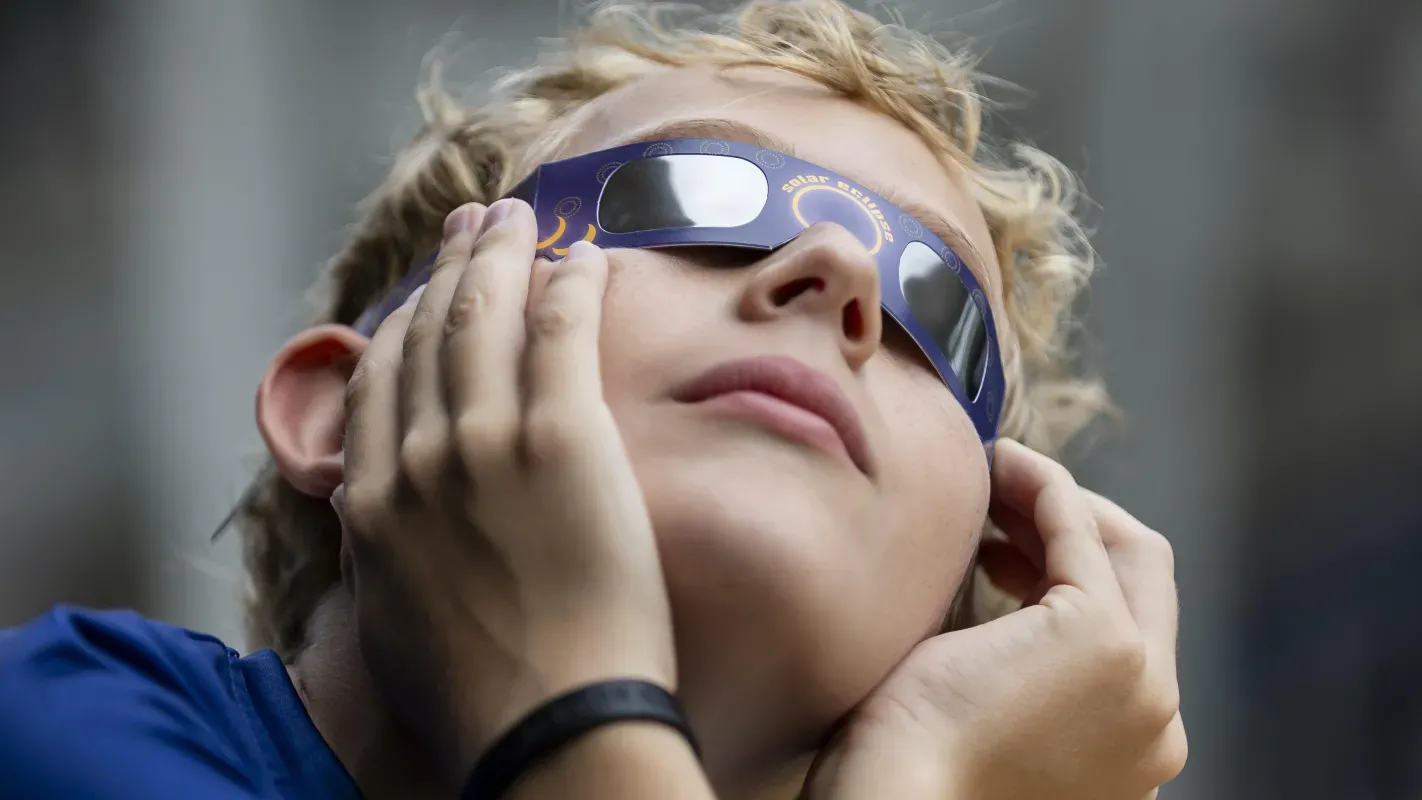 Voici la vidéo d’un homme regardant l’éclipse sans lunettes