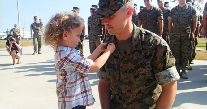 Moment émouvant où un homme militaire est promu par son fils: le jeune enfant a rebadgé son père