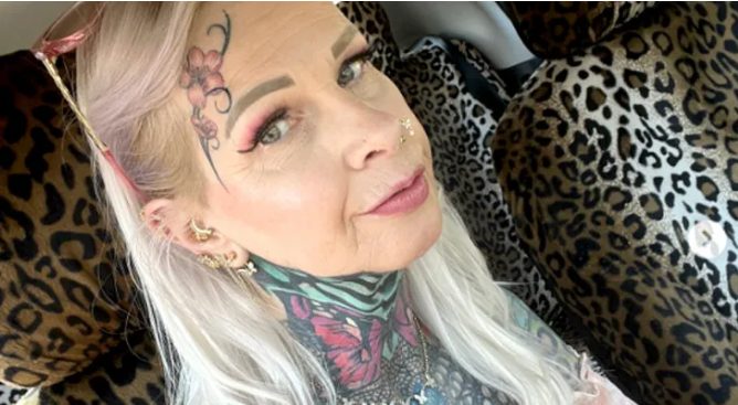L’une des femmes les plus tatouées au monde partage des photos et voilà à quoi elle ressemblait il y a dix ans